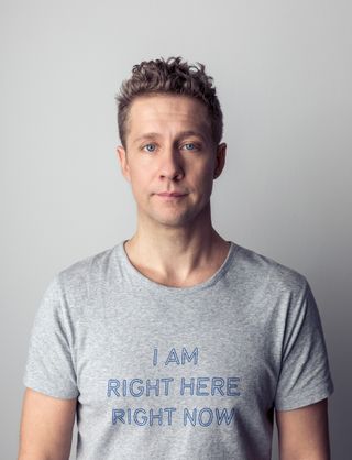 Jeppe Hein wearing an ‘I am right her t-shirt