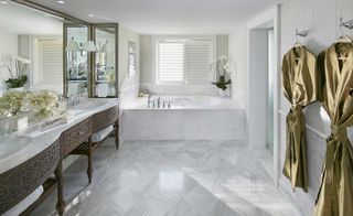 Bathroom in neutral tones with white marble and marble-effect floor tiles