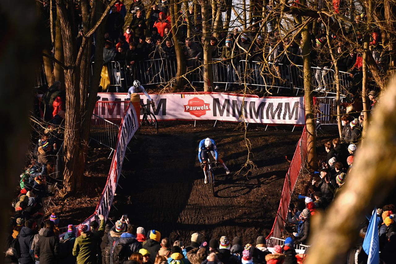 Agostinacchio leads the junior men's race