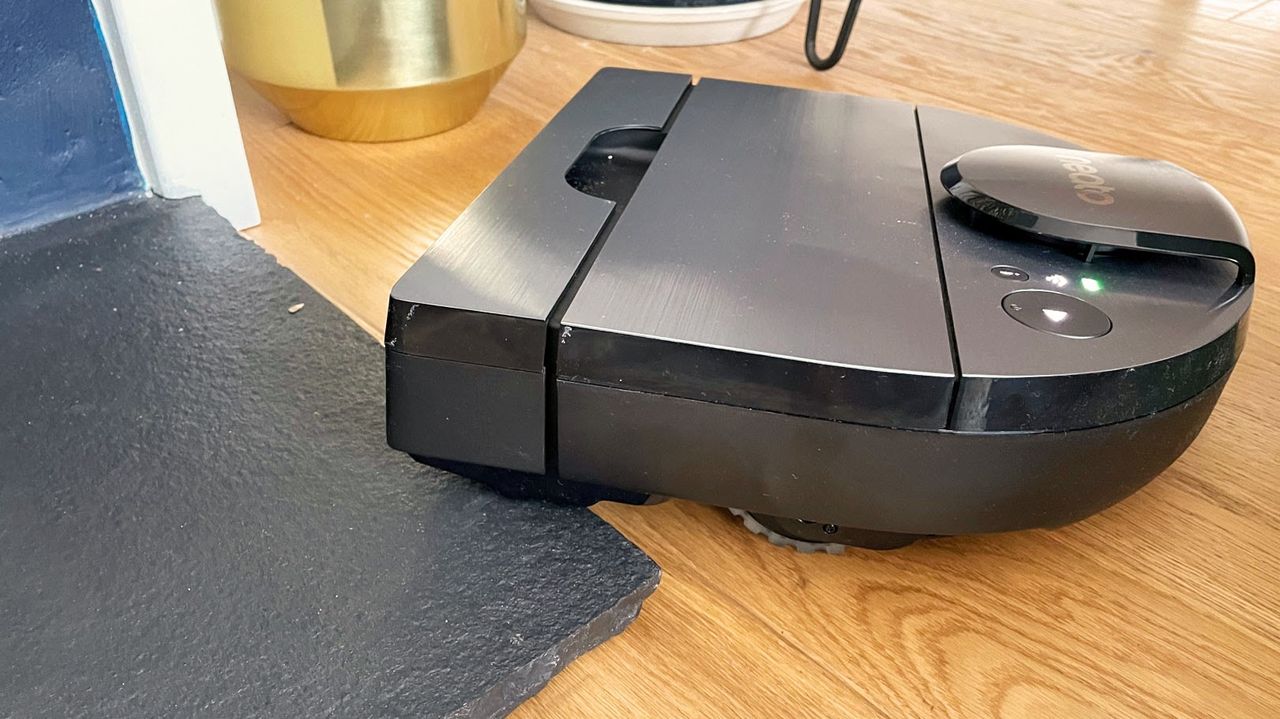 Neato Robotics D10 being tested in writer's home