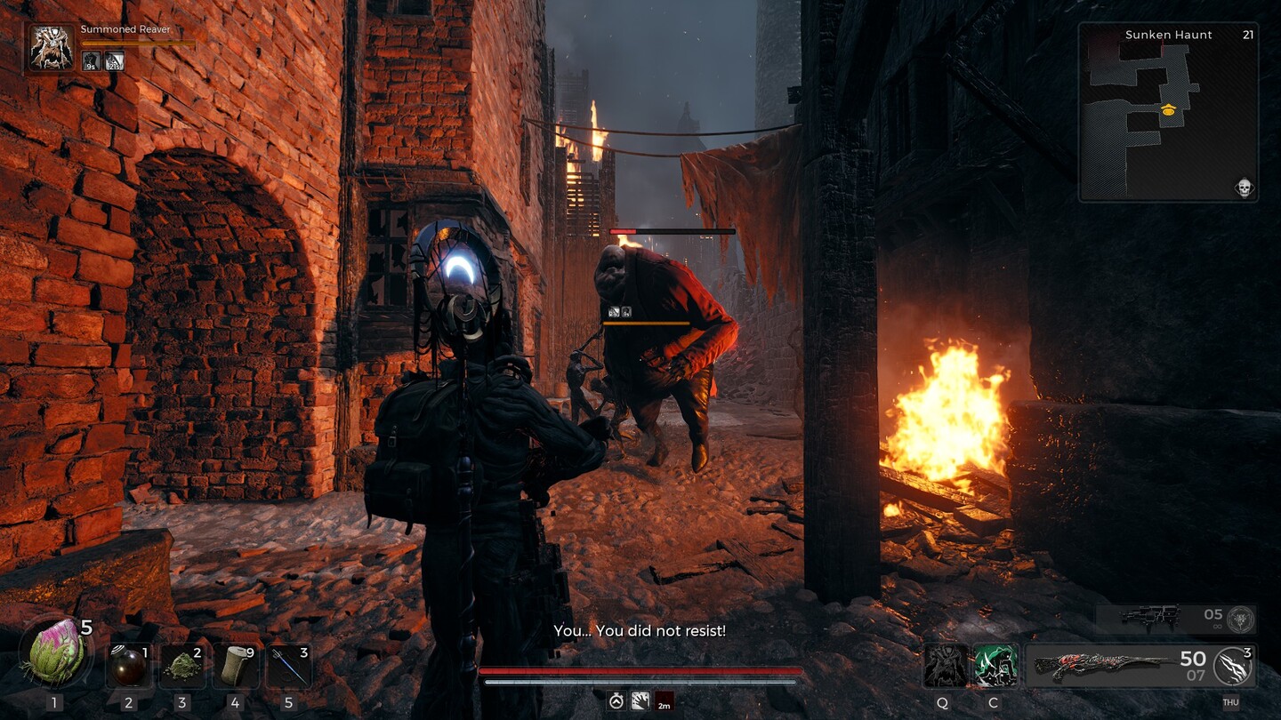 Captura de pantalla de Remnant 2 de un enemigo más grande acercándose al jugador
