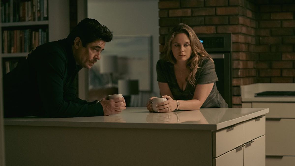 Benicio Del Toro and Alicia Silverstone in Reptile