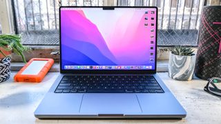 de MacBook Pro 2021 (14-inch) open op het bureaublad