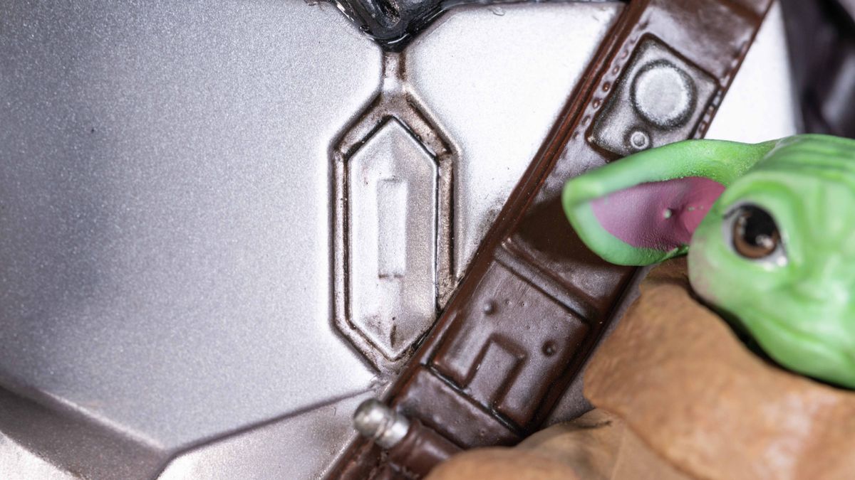 A close-up of the paintwork on the Mandalorian &amp; Grogu 1:6 scale Mini Bust
