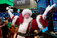 Man dressed as Santa in the NEw York Stock Exchange © Getty Images