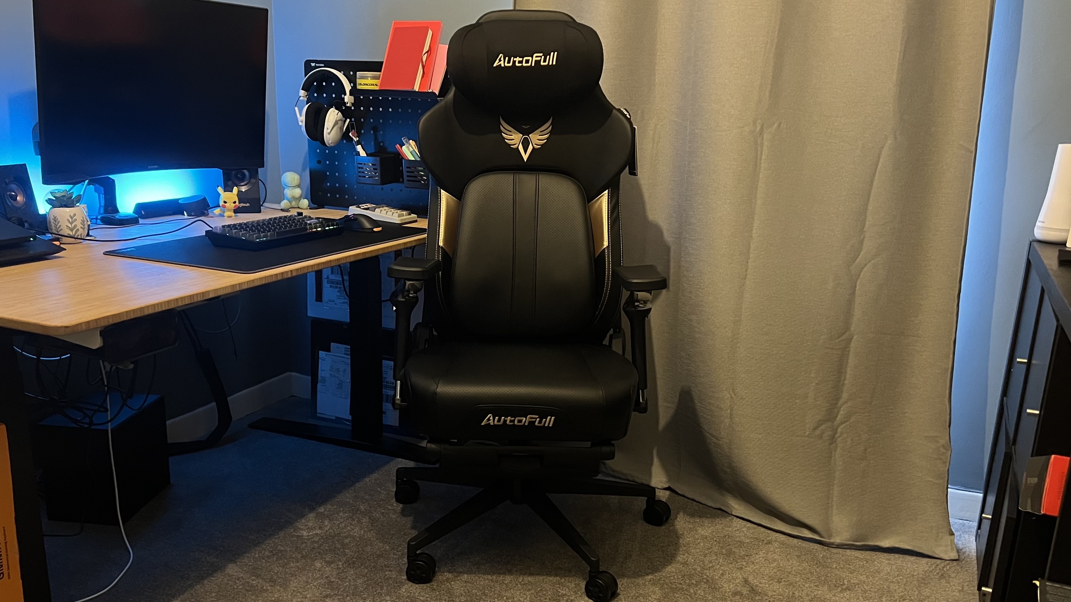 Autofull M6 Ultra 2.0 gaming chair in a desk setup