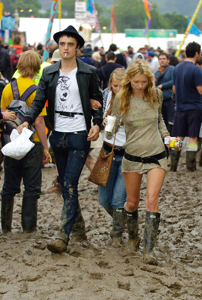 Pete Doherty e Kate Moss são vistos no terceiro dia do Festival de Música de Glastonbury 2005