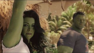 En småforvirret She-Hulk looks ser mot kamera i sin første Marvel-opptreden på Disney Plus.