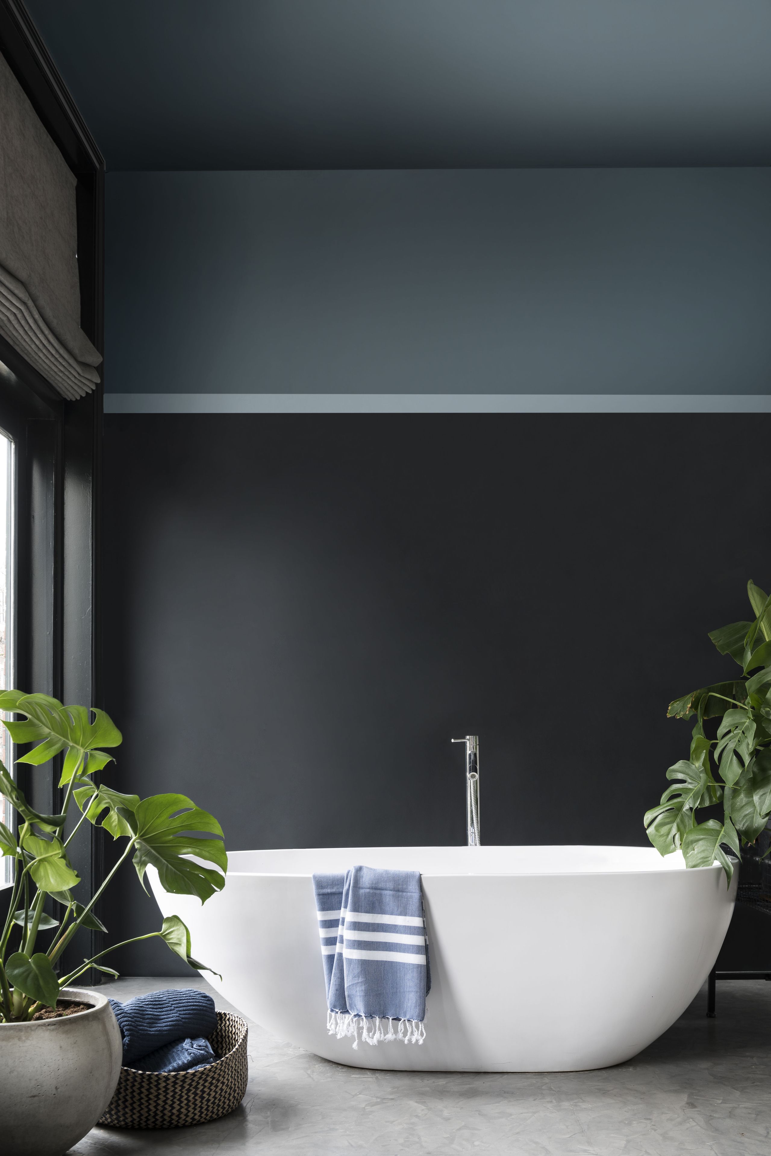 Baño pintado en azul negro