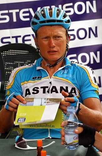 Alexandre Vinokourov (Astana) sits in the start village