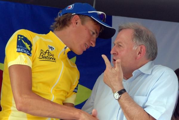 Overall winner Fr&eacute;d&eacute;ric Wilmann has a chat with Mi-Ao&ucirc;t race organiser R&eacute;mi Madec.
