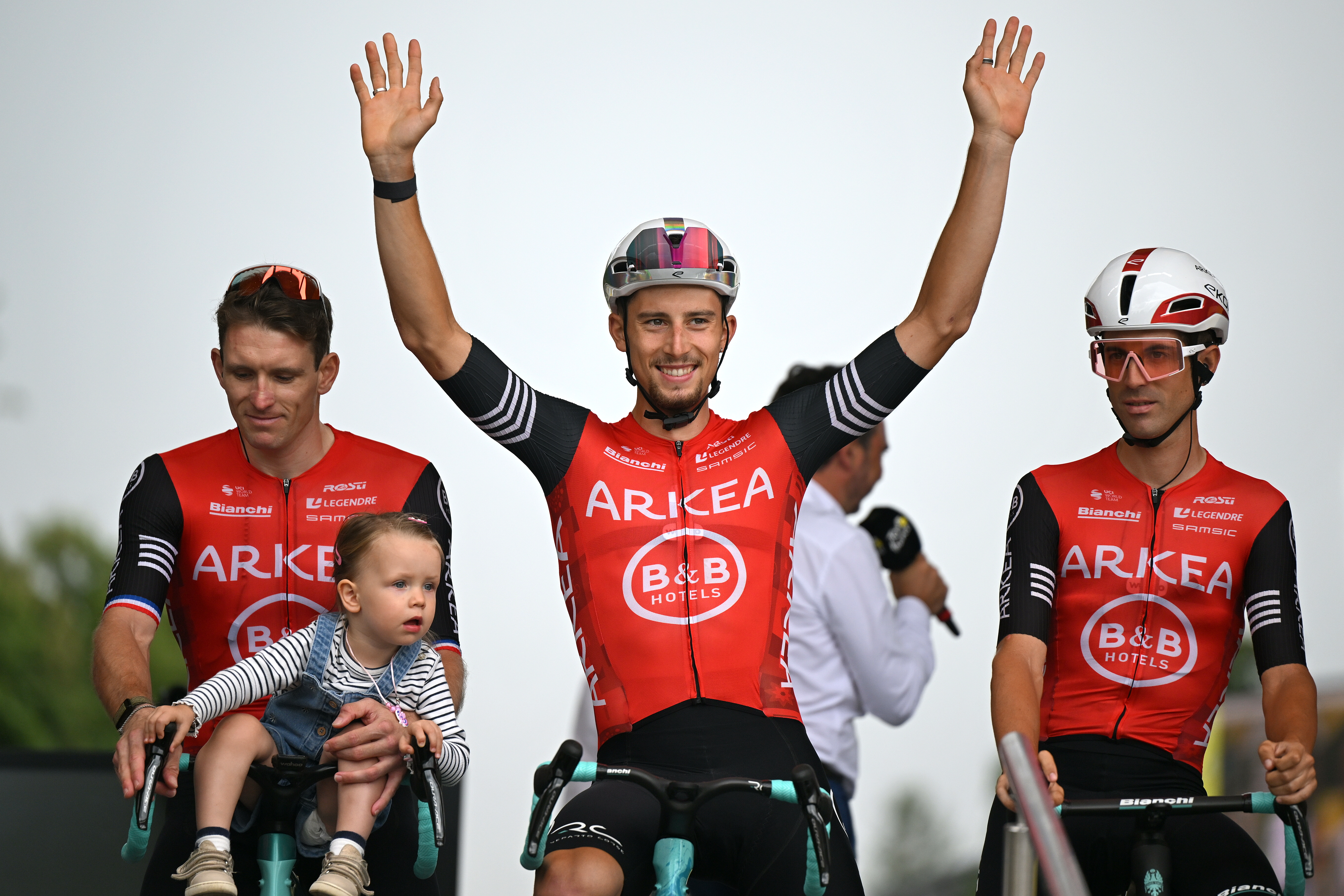 Kévin Vaquelin on stage at the Tour de France, alongside two Arkéa-B&amp;B Hotels riders