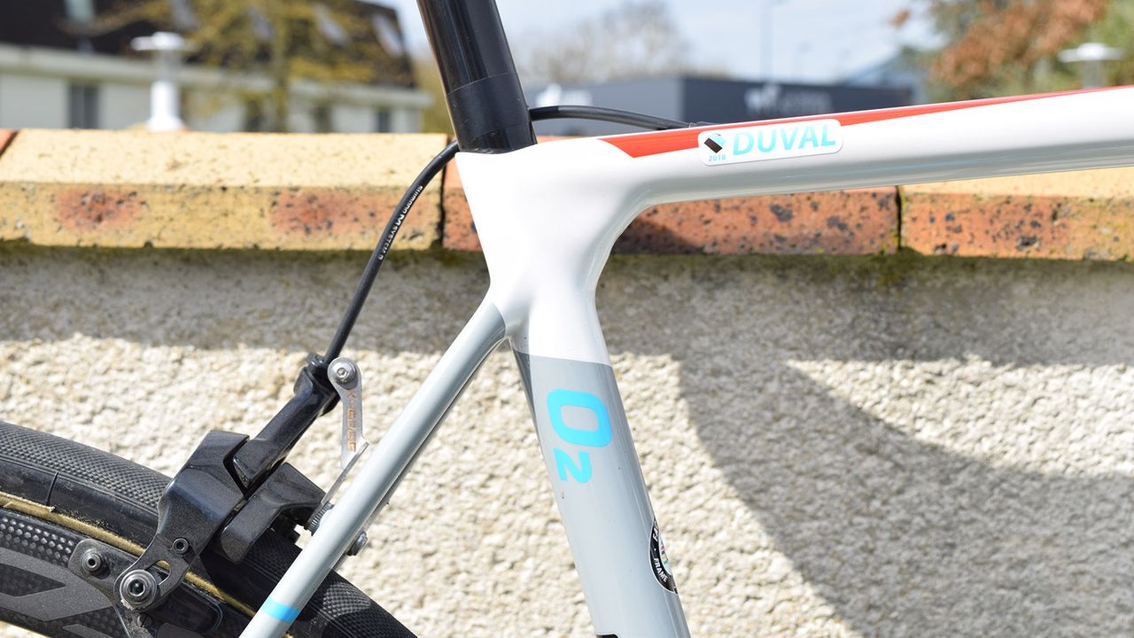 The seat clamp bolt is adjusted via the inside of the frame triangle, resulting in a neat seat cluster