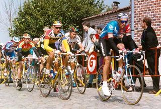 Max Sciandri (Motorola) leads TVM's Jesper Skibby at the 1992 Tour of Flanders.
