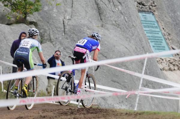 Natasha Elliott (Garneau Club Chaussure Ogilvy) leads Maureen Bruno Roy (MM Racing p/b Seven Cycles).