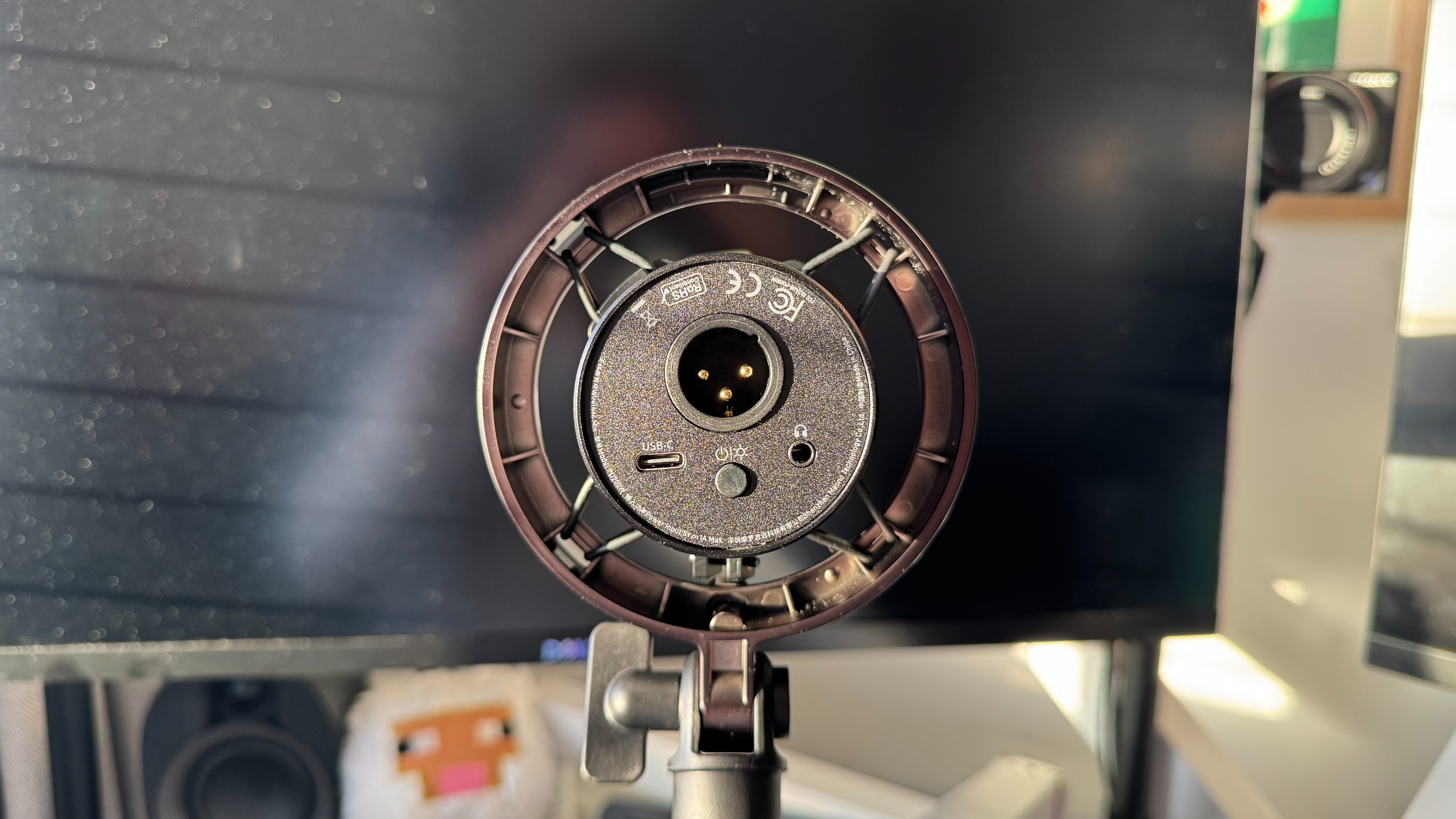 The bottom connectivity of the Maono PD200W