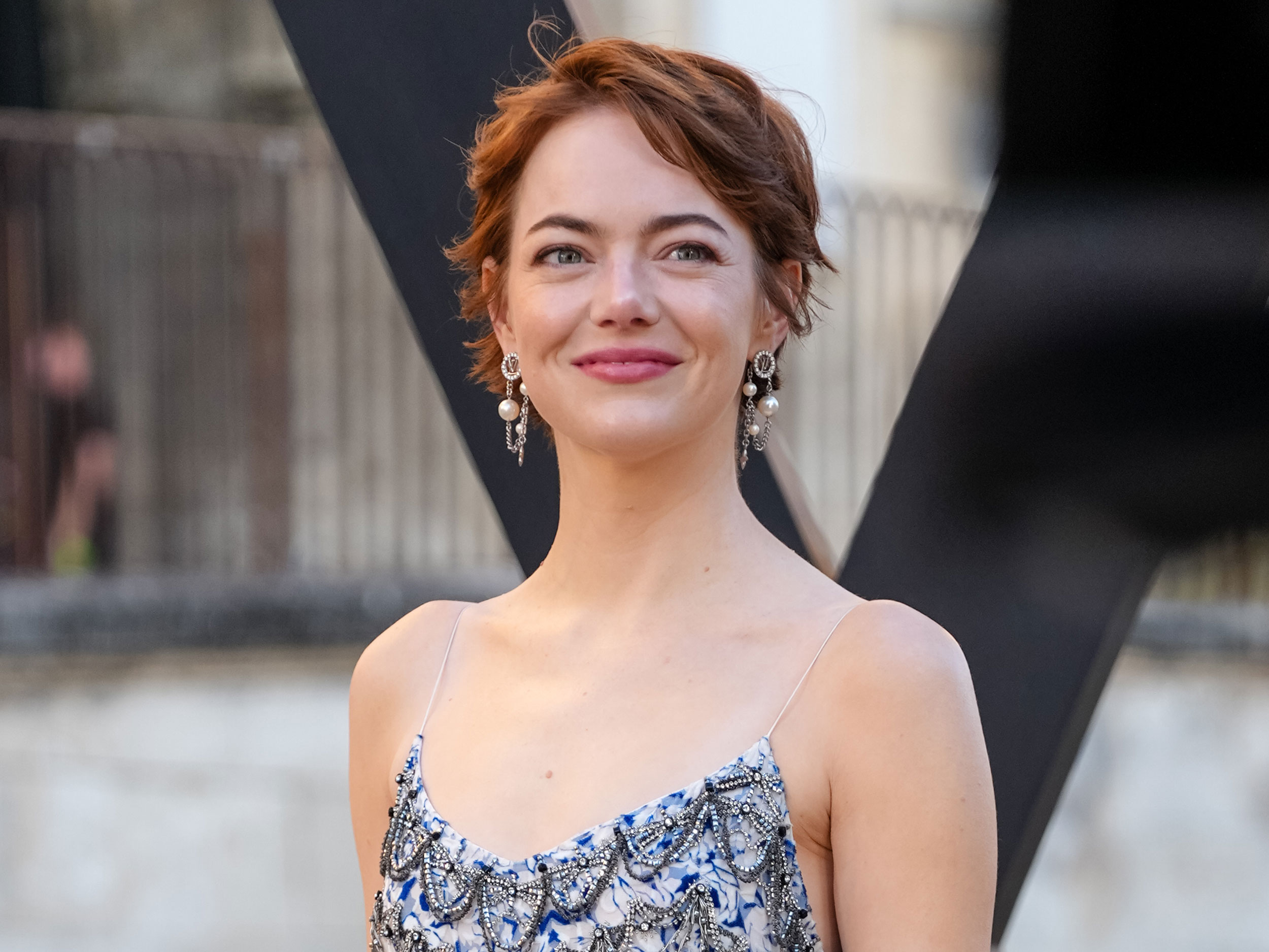 Emma Stone aparta la mirada de la cámara en el desfile Crucero 2026 de Louis Vuitton en Aviñón