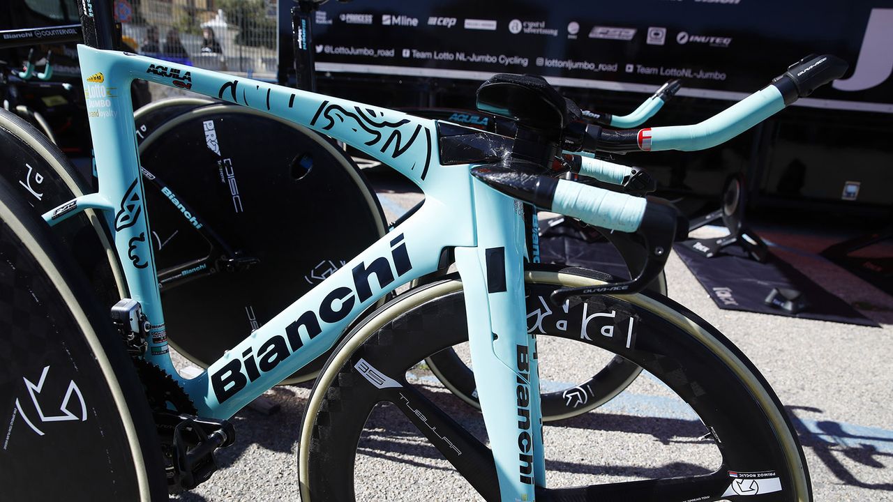 The cockpit is equipped with colour coordinated celeste handlebar tape