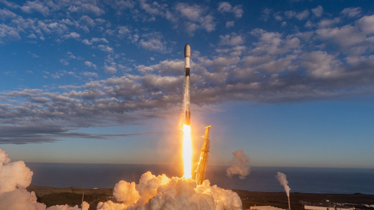 SpaceX Falcon 9 rocket launches 27 Starlink satellites, lands on ship at sea (video)