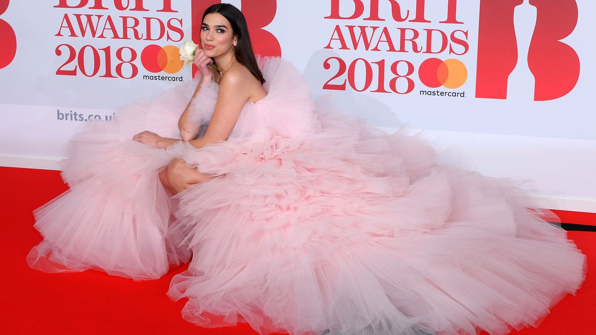 C'est pourquoi les célébrités arborent des roses blanches sur le tapis rouge des BRITs