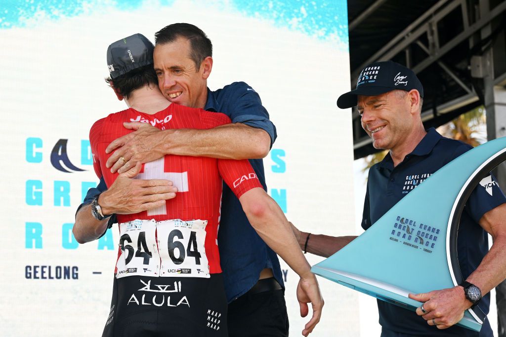 GEELONG AUSTRALIA FEBRUARY 02 LR Race winner Mauro Schmid of Switzerland and Team Jayco AlUla exprofessional cyclist Mathew Hayman and exprofessional cyclist Cadel Evans pose at podium during the 9th Cadel Evans Great Ocean Road Race 2025 Mens Elite a 1838km one day race from Geelong to Geelong UCIWT on February 02 2025 in Geelong Australia Photo by Dario BelingheriGetty Images