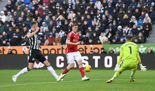 Chris Wood of Nottingham Forest beats Newcastle goalkeeper Martin Dubravka to score his sides second goal as Sven Botman looks on during the Premier League match between Newcastle United and Nottingham Forest at St. James Park on December 26, 2023 in Newcastle upon Tyne, England. (Photo by Stu Forster/Getty Images)