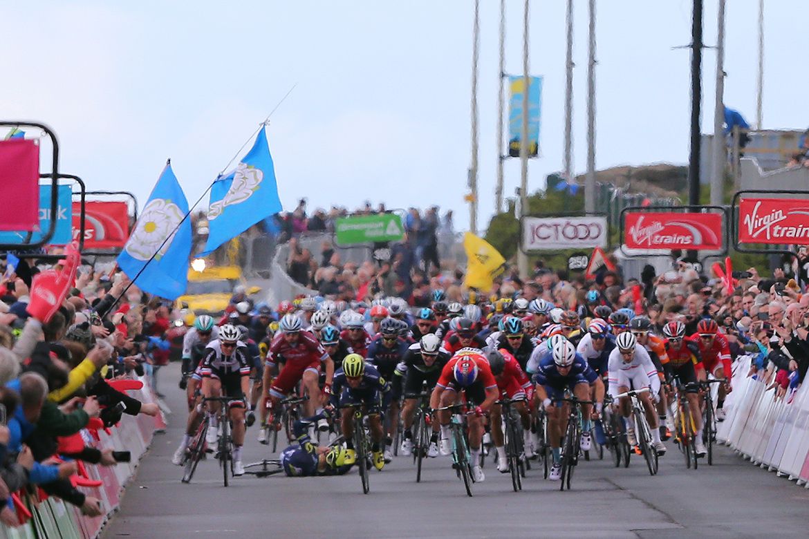 A touch of wheels behind Dylan Groenewegen (LottoNl-Jumbo) caused a big crash