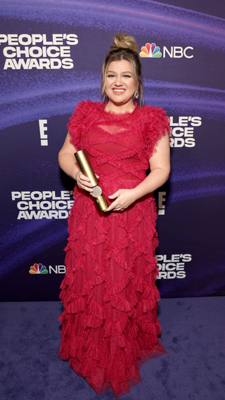 Kelly Clarkson, recipient of The Daytime Talk Show of 2022 award for ‘The Kelly Clarkson Show’, poses backstage during the 2022 People's Choice Awards held at the Barker Hangar on December 6, 2022 in Santa Monica, California