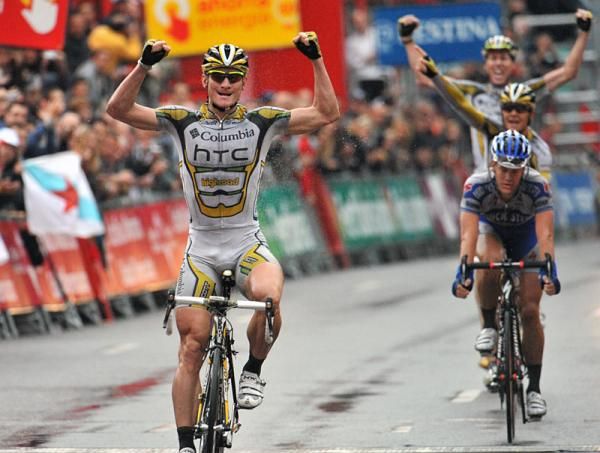 Andr&eacute; Greipel (Columbia-HTC) wins the Vuelta's stage four while his German teammates Bert Grabsch and Marcel Sieberg celebrate the victory.