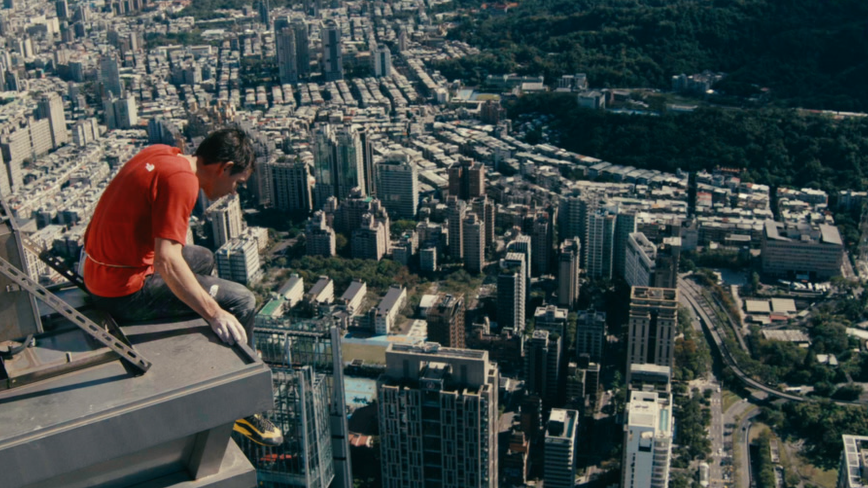 Alex Honnold climbing Taipei 101