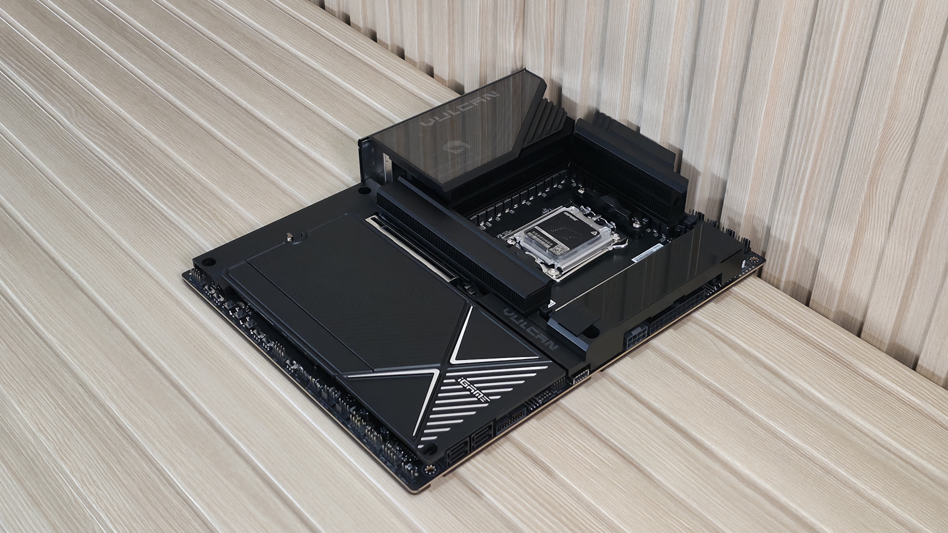 Colorful iGame X870E Vulcan OC