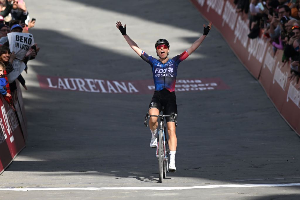 Demi Vollering wins Strade Bianche Donne 2025