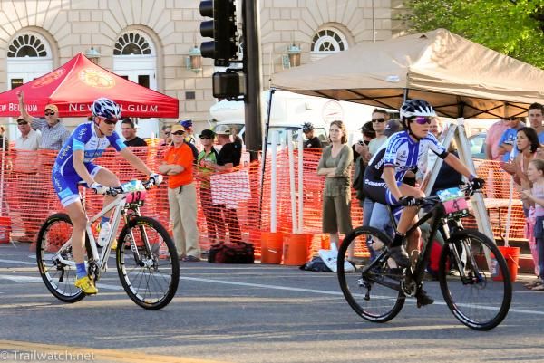 Kelli Emmett (Team Giant) being watched closely by Georgia Gould