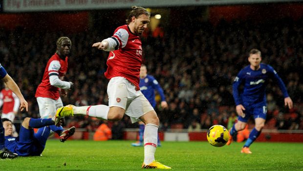 Nicklas Bendtner scores for Arsenal