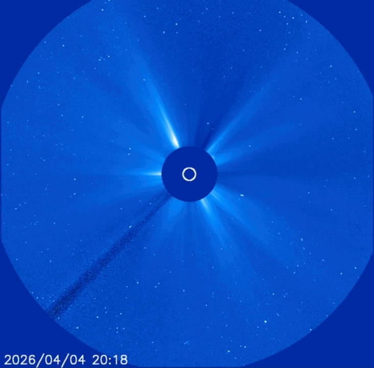 animação gif mostrando uma luz branca brilhante se afastando do sol em torno da marca das 2 horas - estes são mapas de cometas, ou pelo menos o que resta do cometa destruído.