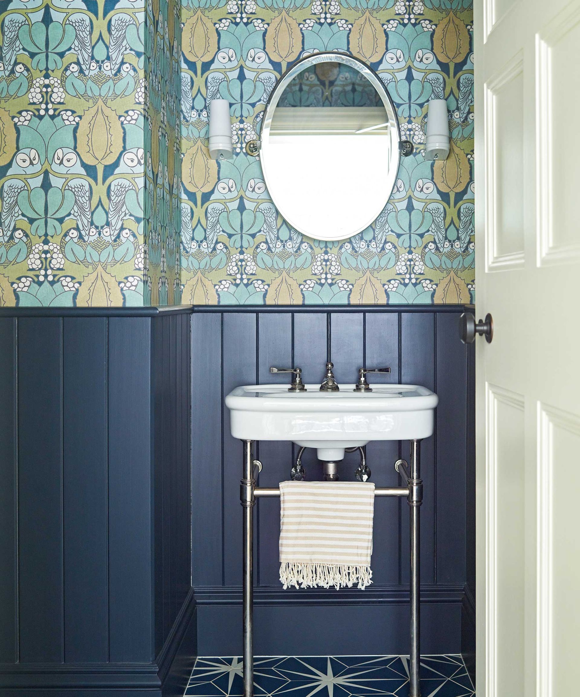 5 things people with nice-smelling half bathrooms always do