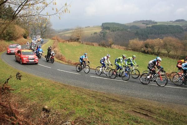 The tail of the peloton pulls the cord a little...
