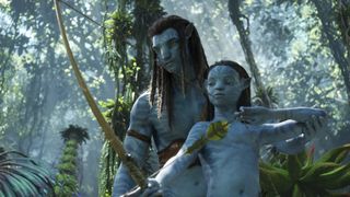 Jake unterstützt Kiri beim Zielen mit Pfeil und Bogen auf einen Fisch im Wasser – und Wasser ist natürlich auch das namensgebende Thema im Avatar-Sequel