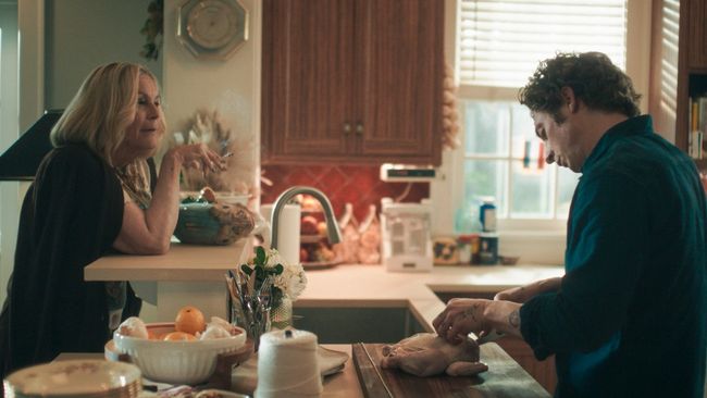 After Seeing What Happened Between Carmy And His Mom In Season 4 Of The Bear, I Hope Abby Elliott’s Dream For The Berzattos Comes True