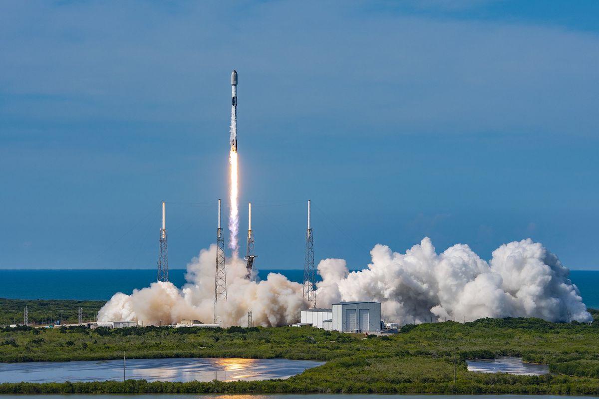 شاهد SpaceX وهي تطلق 54 قمراً صناعياً من Starlink وتهبط في 27 أغسطس