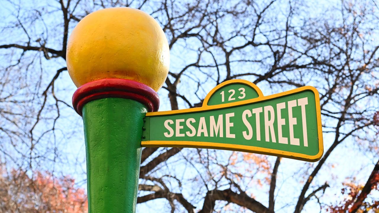 side shot of the sesame street street sign at the 2023 Macy&#039;s Thanksgiving Day parade