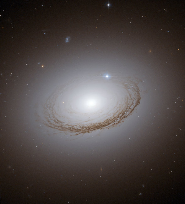 Hubble Photographs a Big Ol&#039; Galaxy