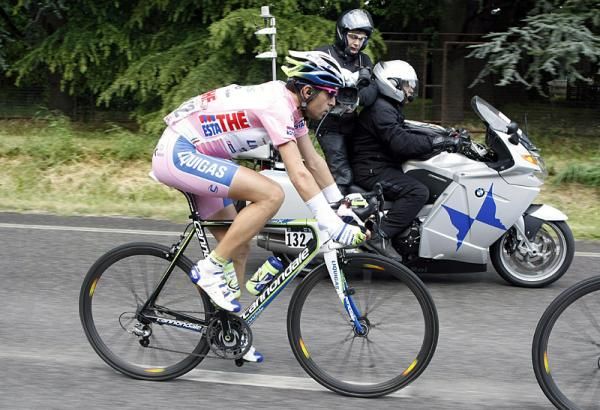 Maglia rosa wearer Vincenzo Nibali (Liquigas - Doimo)