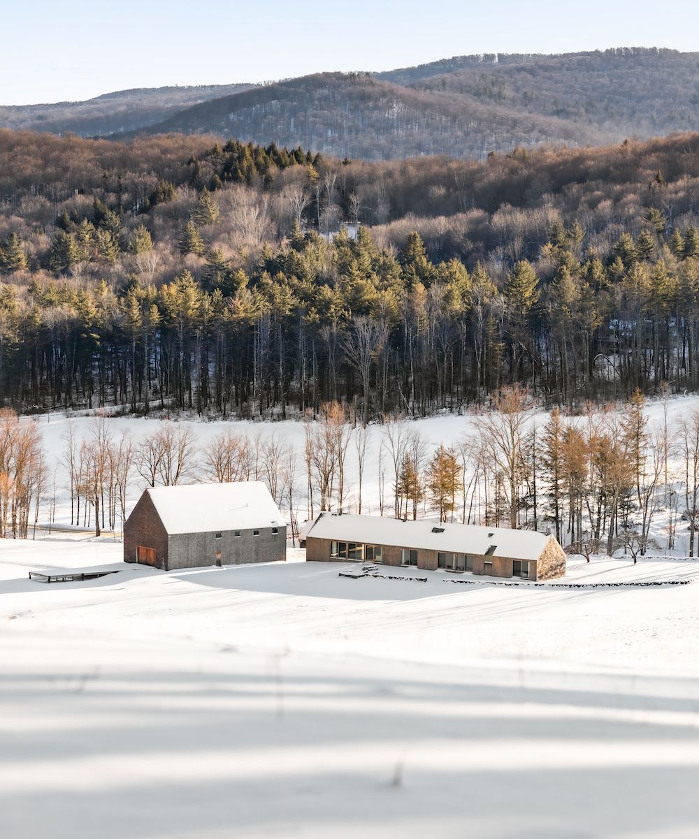 Explorez une ferme moderne avec une patinoire de hockey sur glace au sous-sol