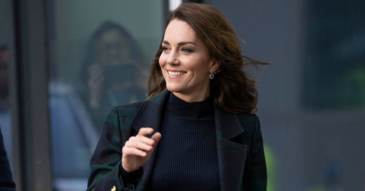 Kate Middleton brave le temps de janvier dans un élégant manteau tartan