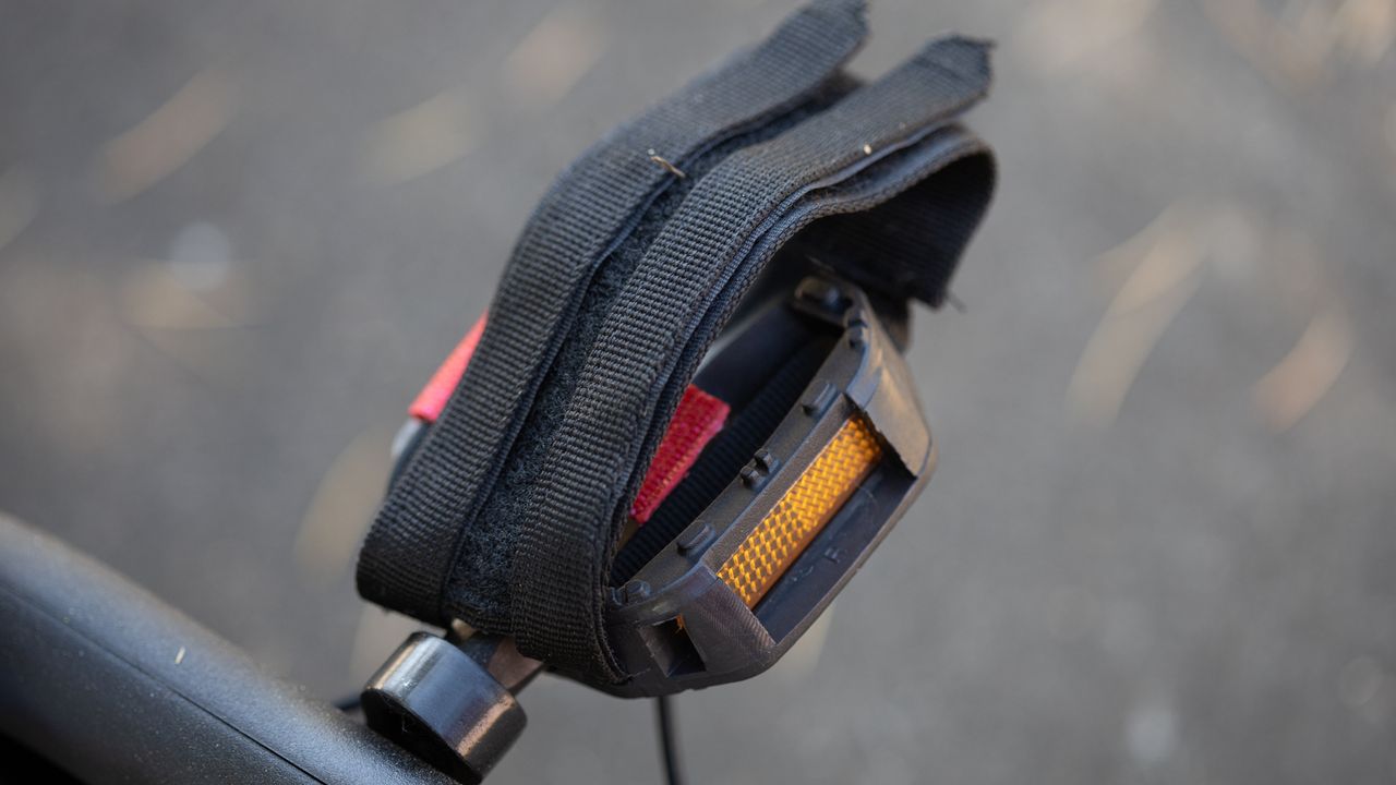 Weehoo Bike trailer detail of pedal toe strap