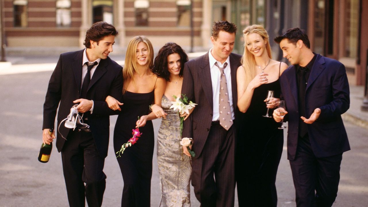 Cast members of NBC&#039;s comedy series &quot;Friends.&quot; Pictured: David Schwimmer as Ross Geller, Jennifer Aniston as Rachel Green, Courteney Cox as Monica Geller, Matthew Perry as Chandler Bing, Lisa Kudrow as Phoebe Buffay, Matt LeBlanc as Joey Tribbiani