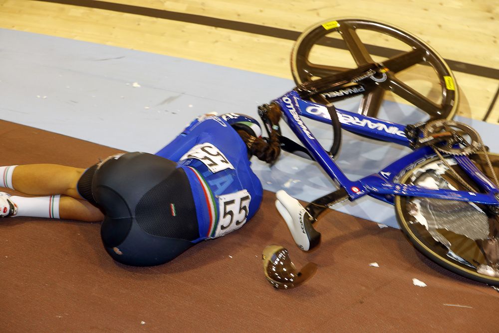 Elisa Balsamo (Italy) crashes in the women's omnium