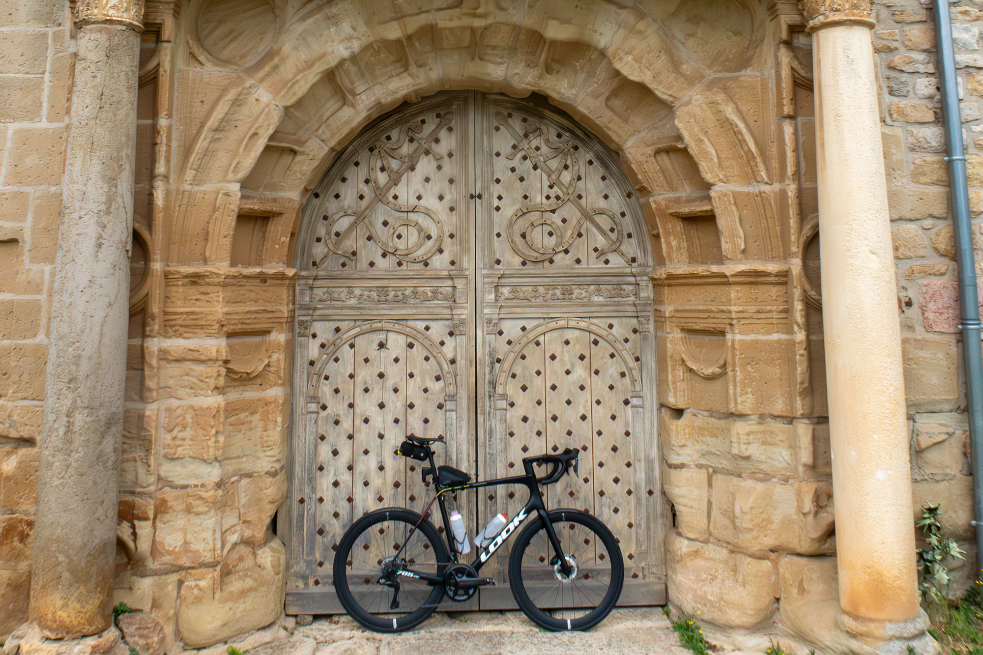 Look 785 Huez standing in front of an ornate church door