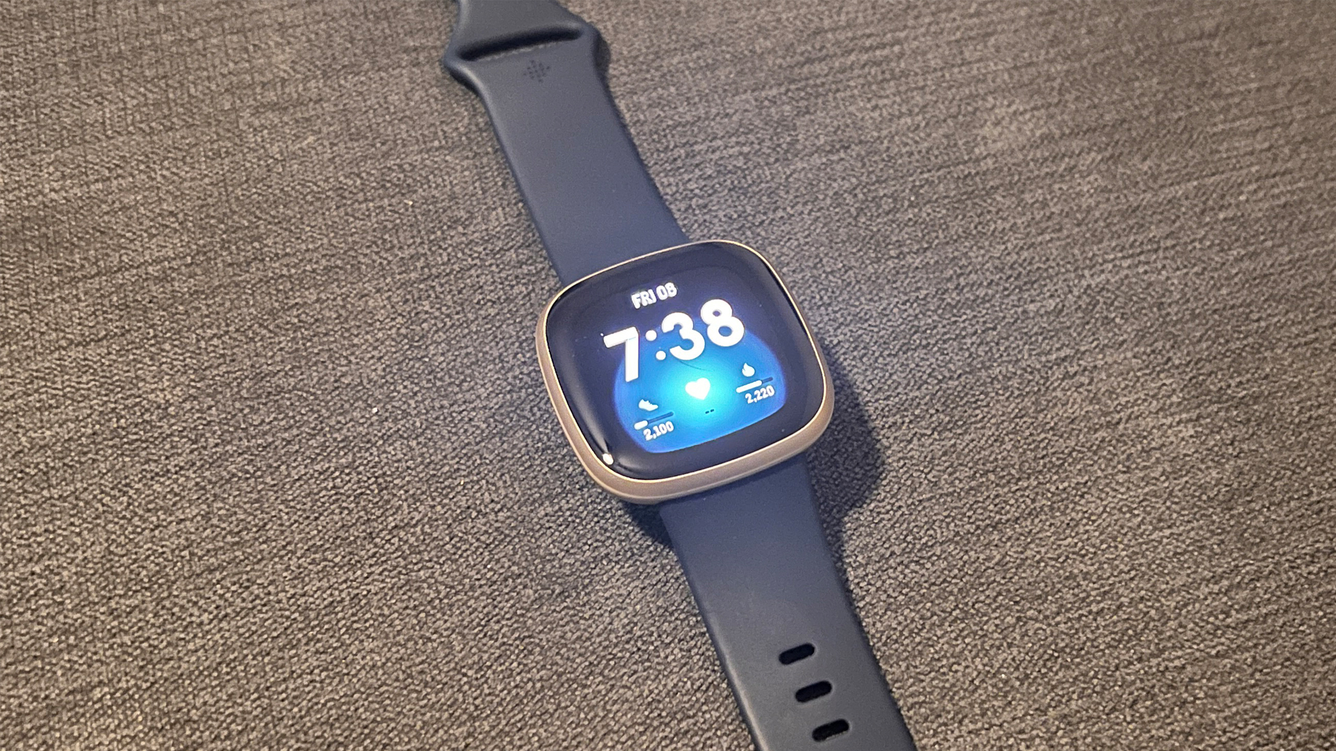 自宅でテストされているFitbitVersa3の画像